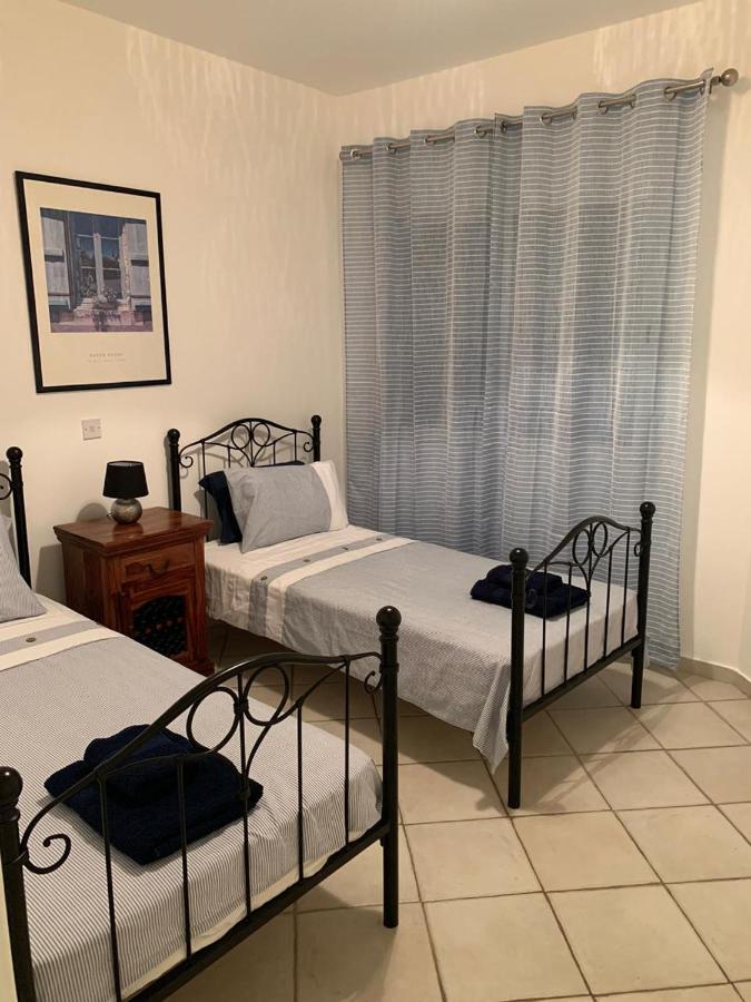 Comfortable 2 Bedroom Apartment In Popular Limnaria Gardens Пафос Екстериор снимка